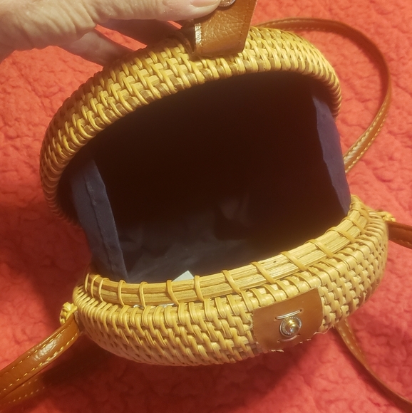 Crossbody basket weave by Summer and Rose. - Picture 3 of 7